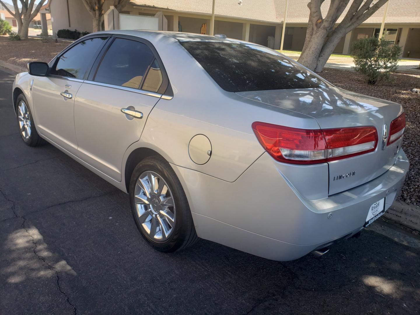 2010 /gray and black Lincoln MKZ base (3LNHL2GCXAR) with an 3.5L V6 DOHC 24V engine, 6-Speed Automatic transmission, located at 323 E Dunlap Ave., Phoenix, AZ, 85020, (602) 331-9000, 33.567677, -112.069000 - Photo#5